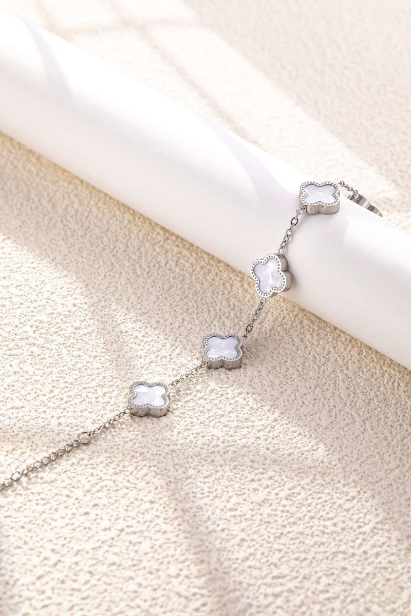 Bracciale a quadrifoglio in argento sterling: ciondolo con perline di madreperla, realizzato a mano nel Regno Unito. - Italia
